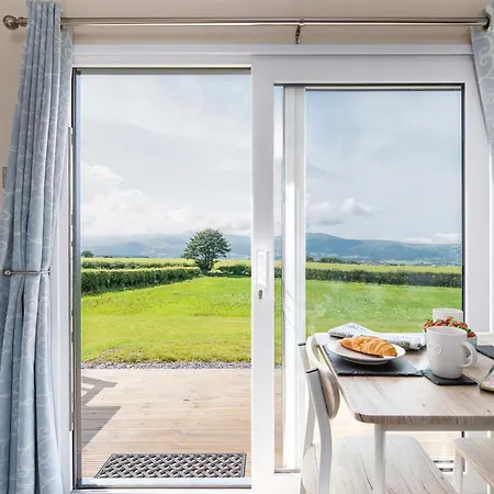 Waenfechan Glamping With Hot Tubs Colwyn Bay Extérieur photo