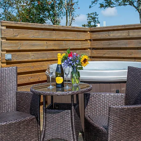 Waenfechan Glamping With Hot Tubs Colwyn Bay Extérieur photo