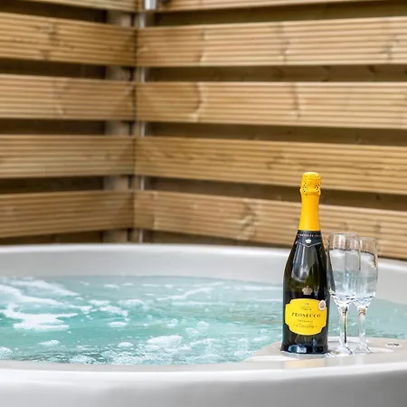 Waenfechan Glamping With Hot Tubs Colwyn Bay Extérieur photo