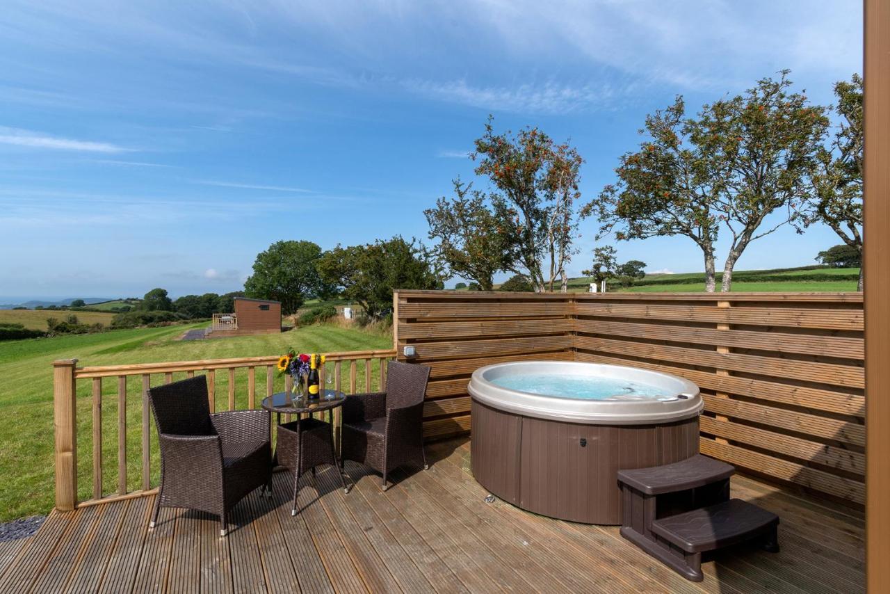 Waenfechan Glamping With Hot Tubs Lodge