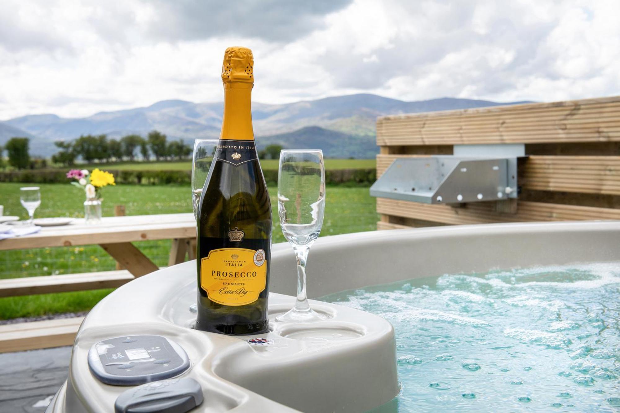 Waenfechan Glamping With Hot Tubs Lodge Colwyn Bay